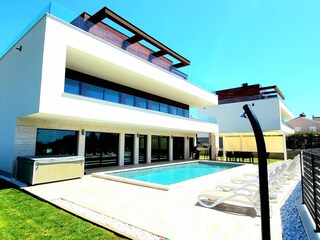Villa Elligo poolside