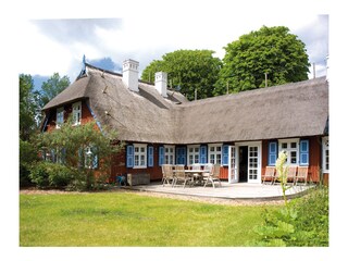 Terrasse mit Gartenmöbeln