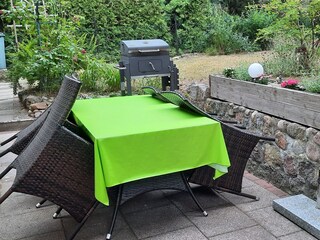 Terrasse mit Möbeln Grill Sonnenschirm hinter dem Haus