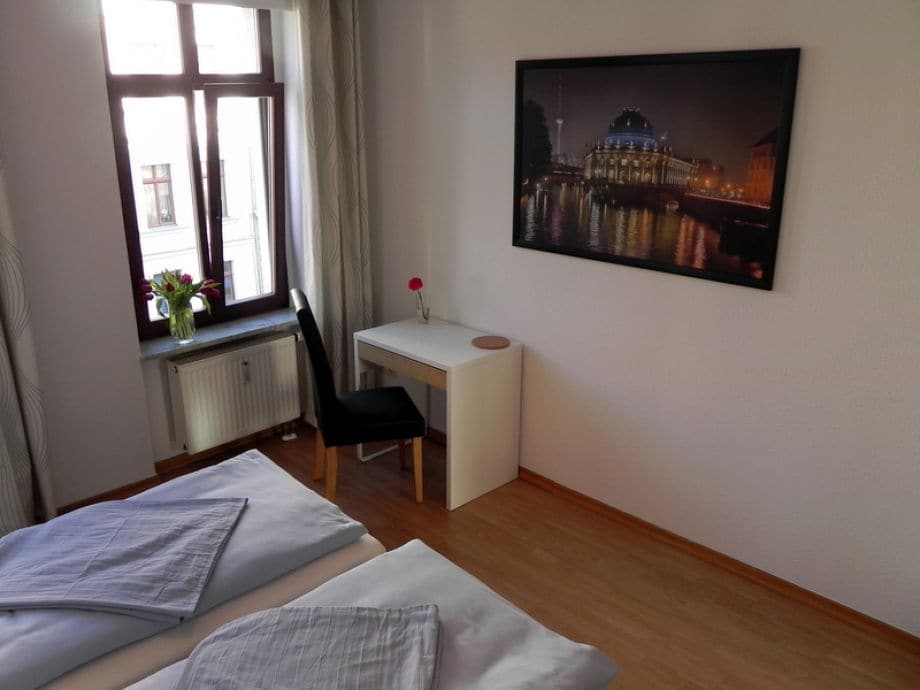 Apartment "theater", 3 zimmer, küche, bad, leipzig stadt herr o ... Arbeitsplatz im schlafzimmer