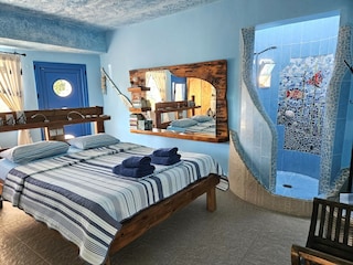 Schlafzimmer mit Dusche