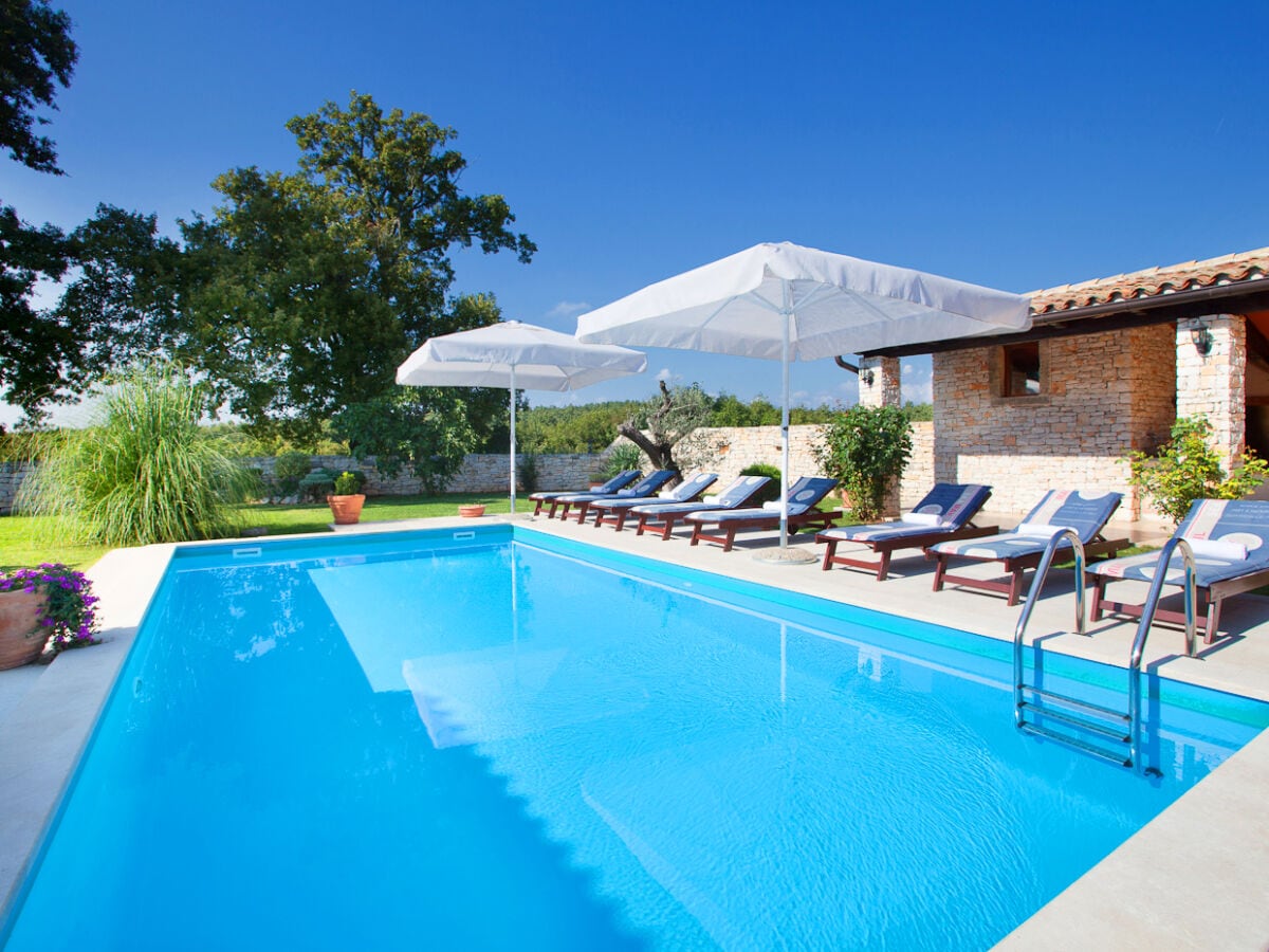 Privater Pool mit Chaise-Lounges