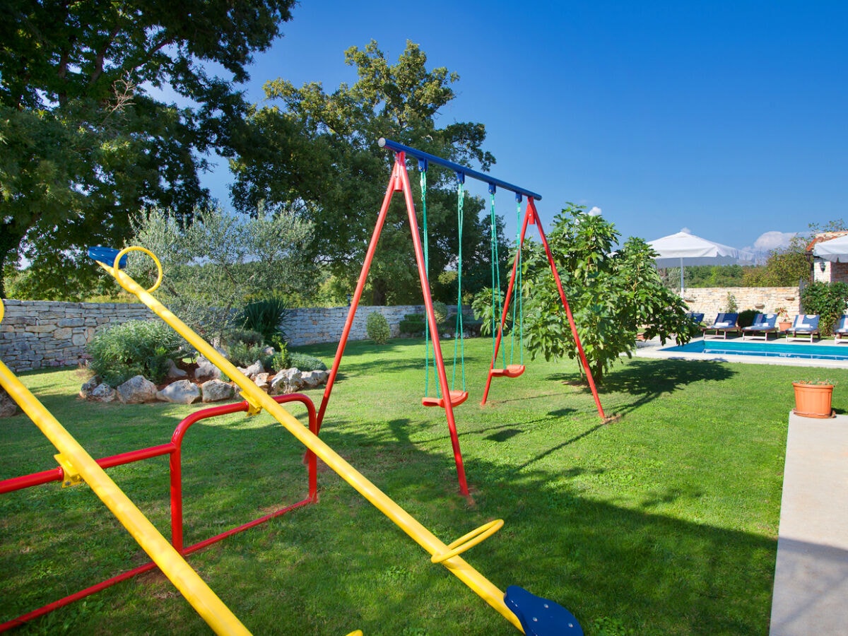 Privatgarten mit Spielplatz