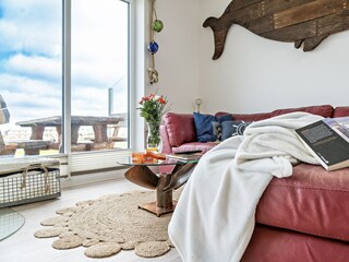 Echtledersofa im Wohnzimmer mit Blick auf die Marina im Ferienhaus Boje by Seeblick Ferien ORO