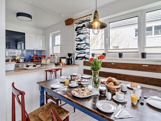 Vollausgestattete Küche mit Geschirrspüler, Backofen, Mikrowelle, Kaffeemaschinen, Waschmaschine