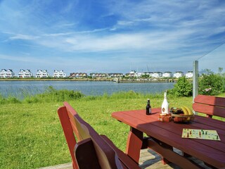Sitzgelegenheit Terrasse mit Blick auf Marina