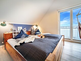 Schlafzimmer mit direktem Blick auf das Wasser