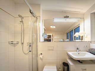 Vollbad im ersten Obergeschoß mit , Whirlpoolwanne, Dusche, WC, Fön