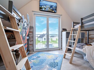 ein Hochbett, ein Etagenbett (3 Kinder), ein Schrankbett