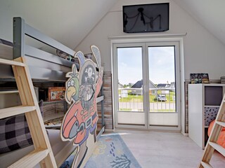 ein Hochbett, ein Etagenbett (3 Kinder), ein Schrankbett