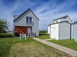 2 Parkplätze stehen zur Verfügung und ein abschließbarer Fahrradschuppen mit Stromanschluss für I...