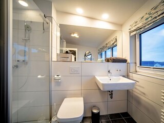 Hauptbadezimmer mit Dusche, Sauna und Whirlpoolwanne