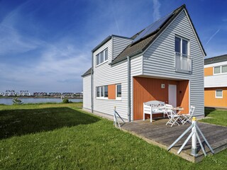 Terrasse direkt am Eingangsbereich mit Morgensonne