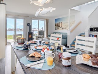 großer Esstisch im Wohn- Essbereich