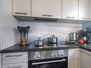 Backofen, Ceranfeld, Filterkaffeemaschine, Wasserkocher, Kühlschrank mit Gefrierfach