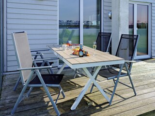 gemütliche Bestuhlung auf Terrasse Nummer 2 mit Blick auf die Marina