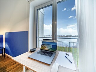 aufklappbarer Schreibtisch für Arbeiten mit Wasserblick