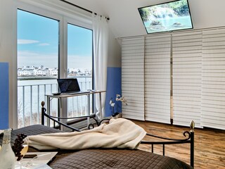 Office Bereich im Maserbedroom mit direktem Blick auf die Marina