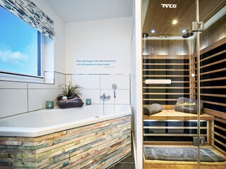 Vollbad mit Whirlpoolwanne, Infrarotsauna, Dusche, Waschbecken, WC, Haarfön