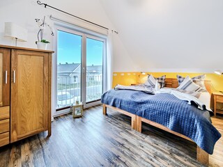 Schlafzimmer mit Doppelbett auch als Einzelbett stellbar