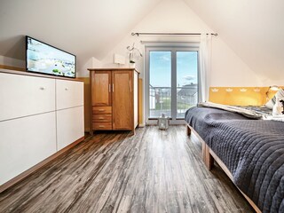 links im Bild das Schrankbett und TV