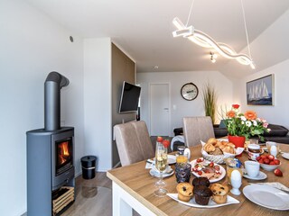 Wohn und Essbereich mit holzbefeuertem Kamin, Smart TV mit Telekom Entertain