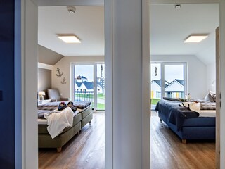 beide Schlafzimmer direkt nebeneinander, beide mit Boxspringbetten und TV