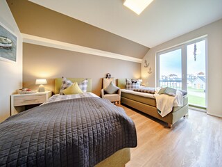 Schlafzimmer mit hochwertigen Boxspringbetten und Blick auf die Ostsee