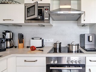 Küche mit Kaffeevollautomat, Filtermaschine, Mikrowelle, Spülmaschine, Backofen