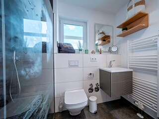 bodengleiche Dusche in der Fewo Räuberhöhle by Seeblick Ferien ORO