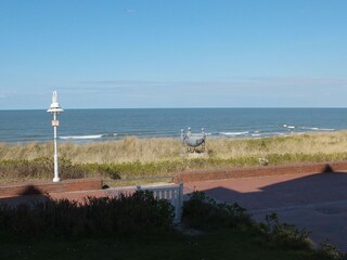 Blick auf die Strandpromenade und das Meer