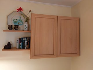 Hängeschrank am Sofa 32-09-13