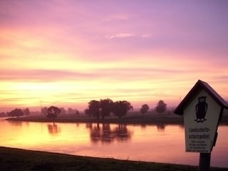 Morgenrot an der Elbe