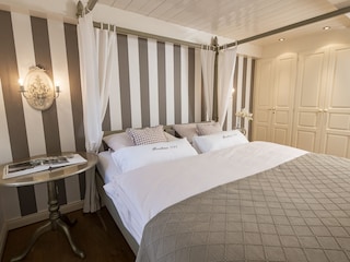 Four-poster bed for sweet dreams