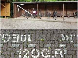 Oben Schlüsselbox, unten zugehöriger Parkplatz