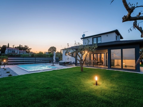 Villa Jasminka met zwembad en jacuzzi