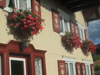 Blumenschschuck am Haus