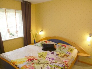 Schlafzimmer nach Osten mit Doppelbett