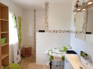 Bad als Wellness-Oase mit bodengleicher Walk-In Dusche