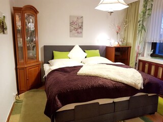 3. Schlafzimmer mit Boxspringbett im italienischen Stil