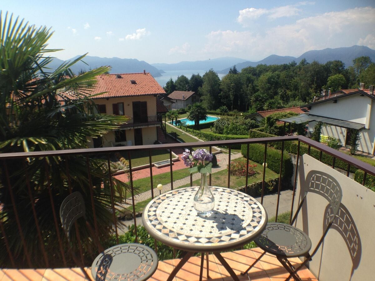 Ca. 7 m² großer Balkon mit traumhafter Sicht auf den See und die umliegenden Berge