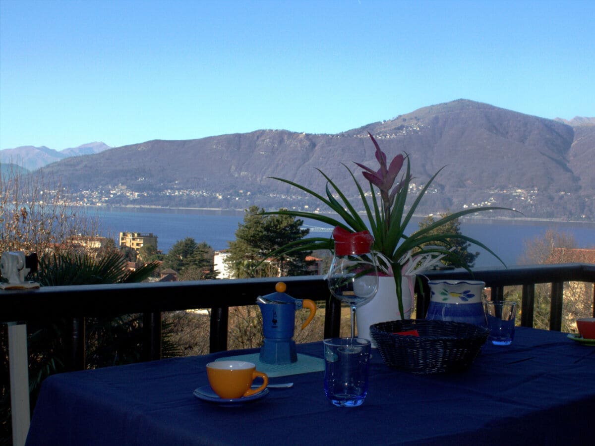 Überdachter Balkon mit Sonnenmarkise und Traumseesicht