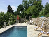Ca. 7,5 m x 2,5 m großer Pool mit Liegebereich und Außendusche (Corte Villa Donati)