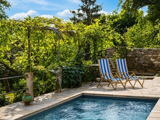 Ca. 7,5 m x 2,5 m großer Pool mit Liegebereich und Außendusche (Corte Villa Donati)