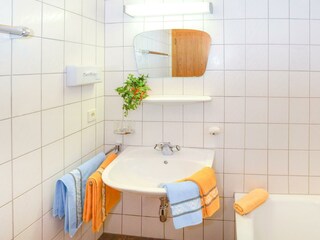 Badezimmer A+ (Badewanne oder Dusche; WC getrennt)