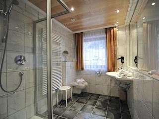 Almrausch_Feratel_FW_Idjoch_Badezimmer