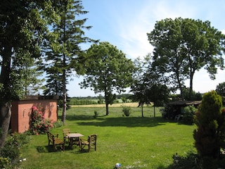 Garten mit Blick auf die angrenzenden Felder