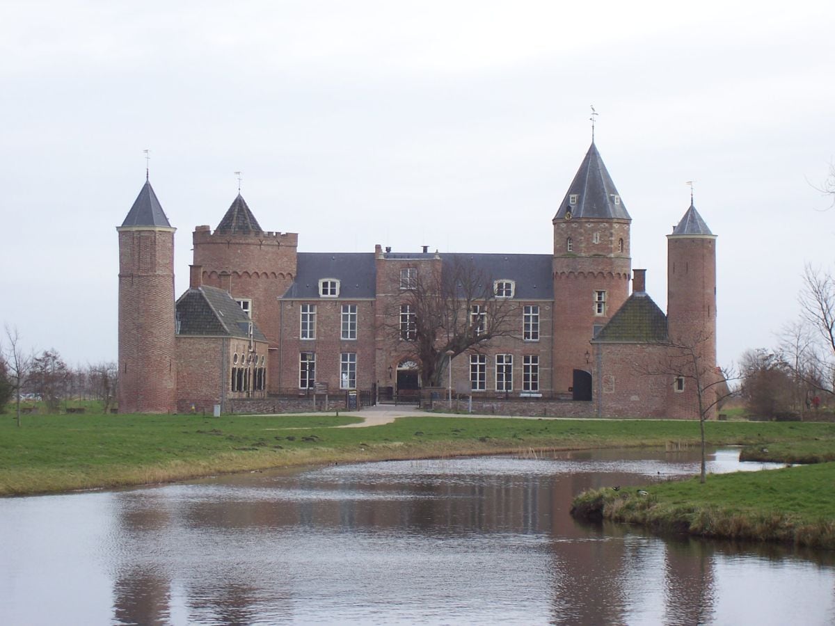 Kasteel Westhove im Wald Oostkapelle