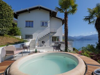 Ca. 55 m² große Terrasse mit Whirlpool für bis zu 6 Personen