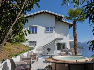 Ca. 55 m² große Terrasse mit Whirlpool für bis zu 6 Personen